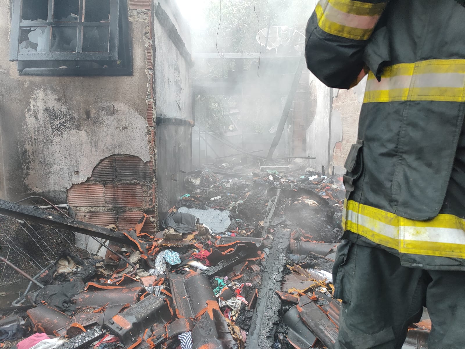 Incêndio destrói casa no bairro Taquaral, em Ubatuba