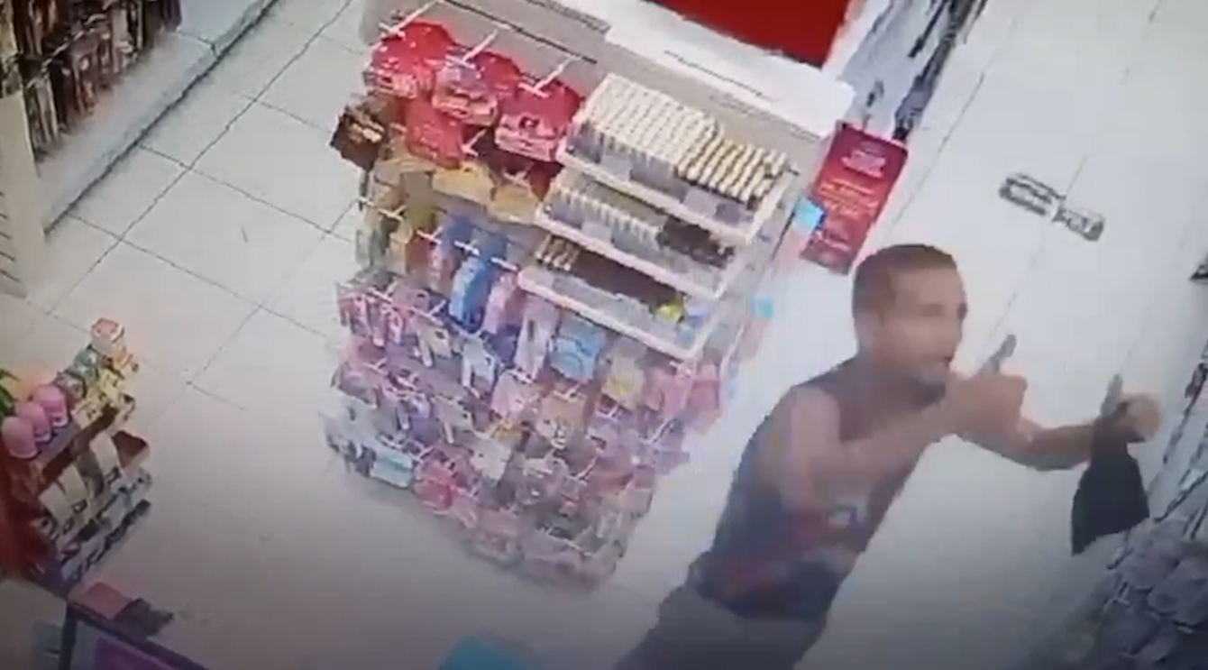 VÍDEO: Criminoso posa para câmera de segurança antes de assaltar farmácia em Valinhos