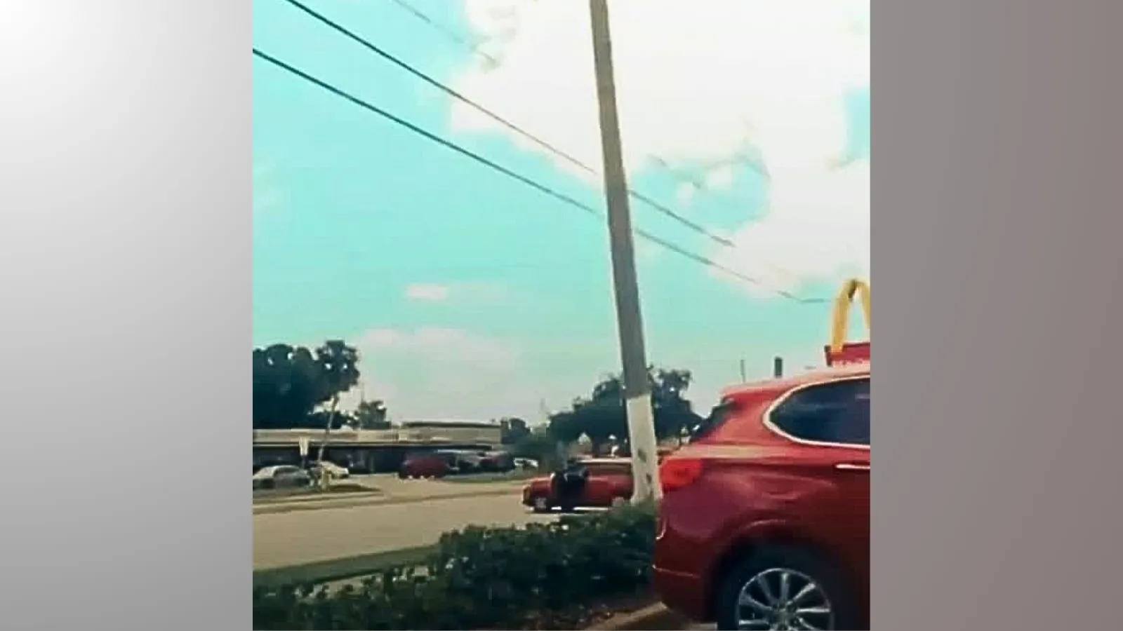 Carro anda sozinho e mulher tenta impedir acidente nos EUA
