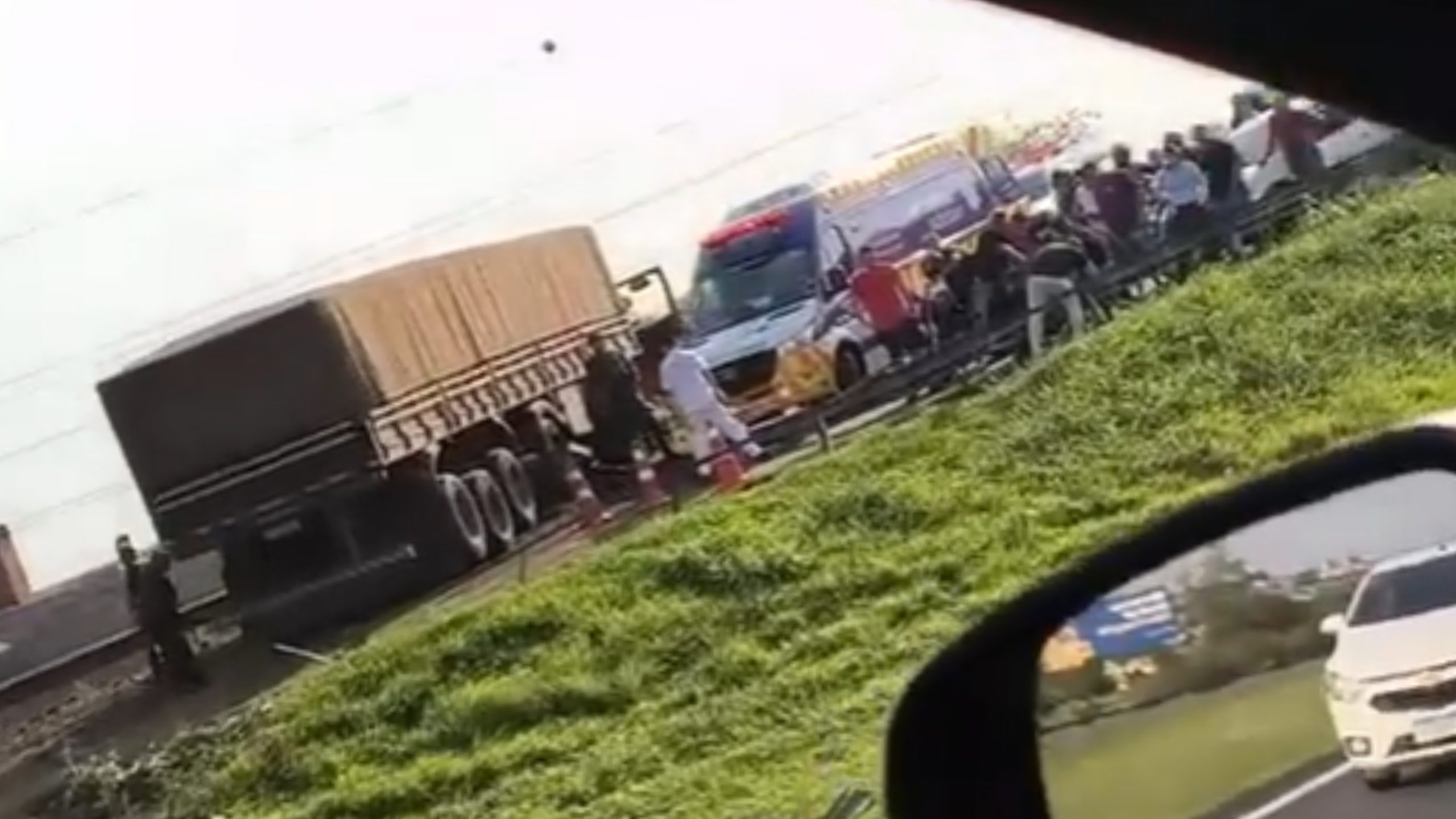 AGORA: Carreta fica atravessada na Rod. dos Bandeirantes em Campinas e trava trânsito sentido capital