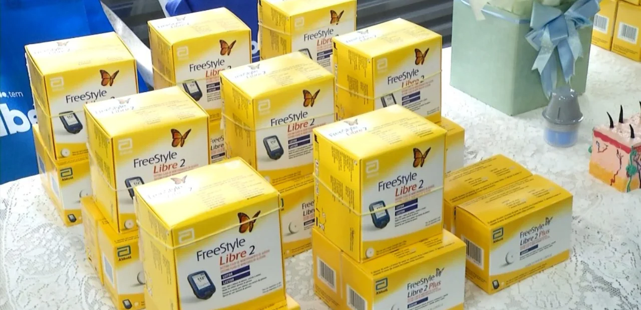 Guarujá entrega sensores de glicose a crianças e adolescentes