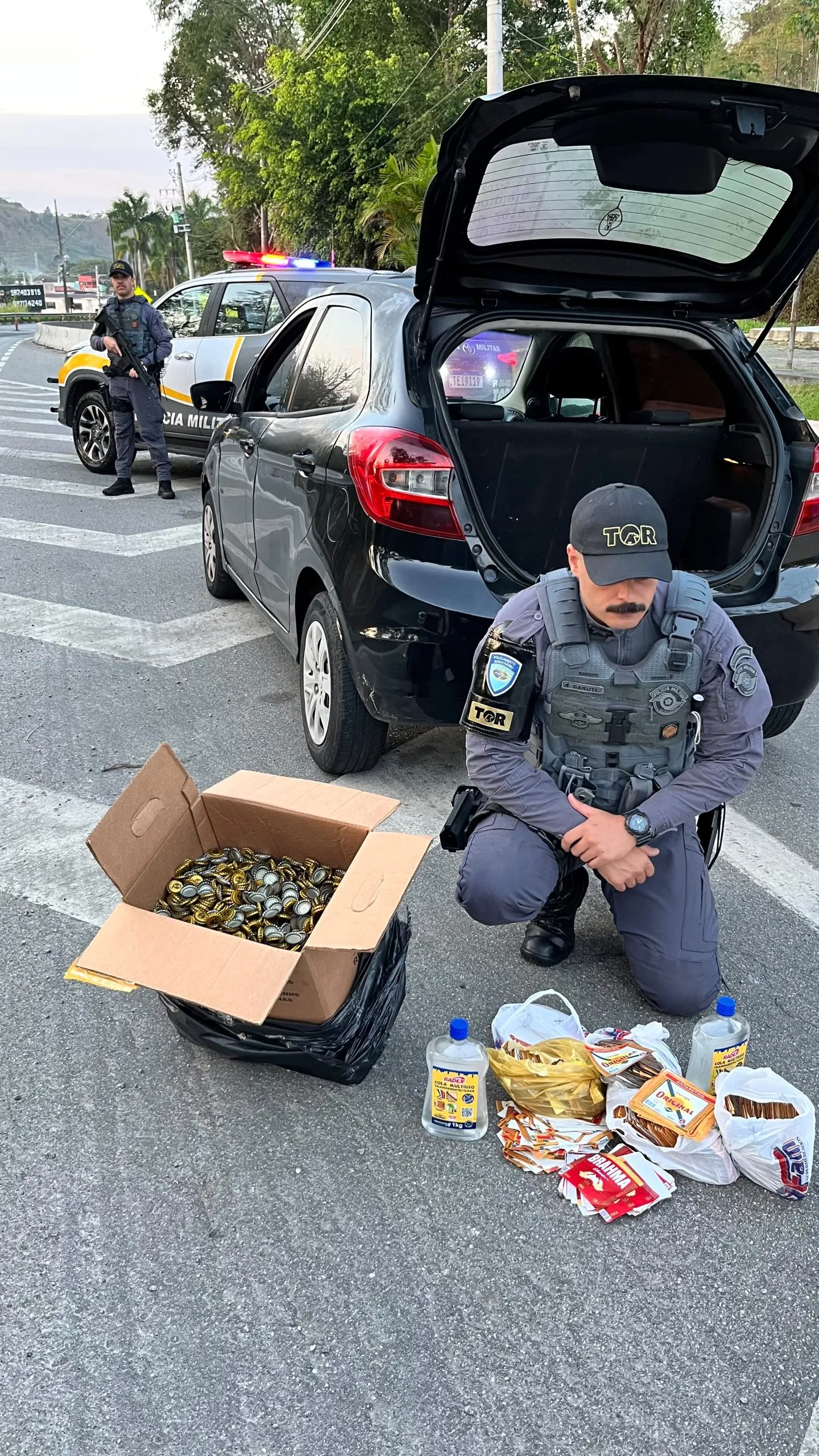 Polícia apreende materiais para falsificação de quase 6 mil garrafas de cerveja na Tamoios, em Caraguatatuba