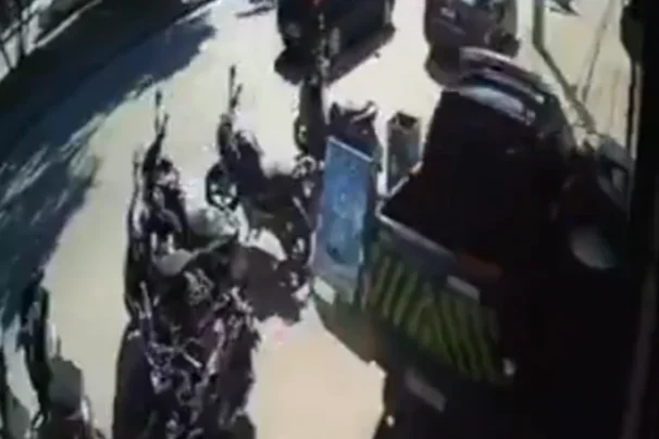 Homem é preso após furtar viatura da GCM e bater em três carros durante a fuga em São Vicente; VÍDEO