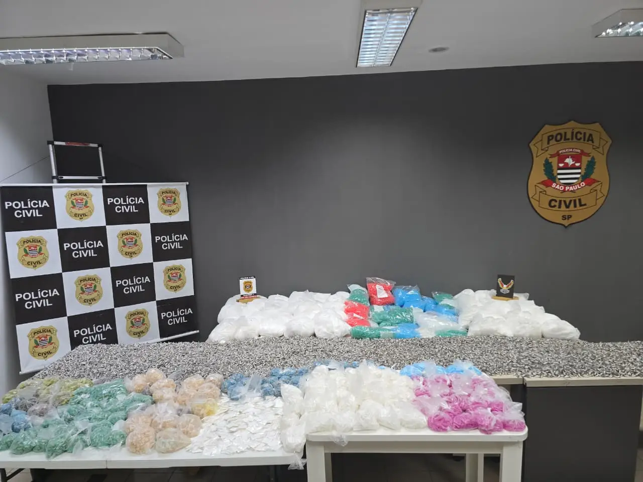 Polícia Civil apreende mais de 86 kg de drogas em ‘casa bomba’ e causa prejuízo de R$ 2 milhões ao tráfico em São José
