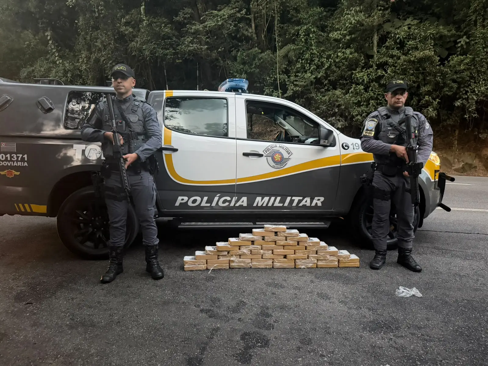 Homem é preso com mais de 40 tijolos de crack em rodovia de Cubatão; VÍDEO