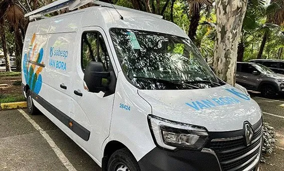 Van da Sabesp atende moradores de Guarujá nesta terça