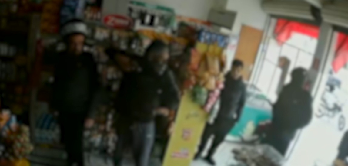VÍDEO: Dupla armada invade padaria, rende clientes e foge de carro em Pindamonhangaba