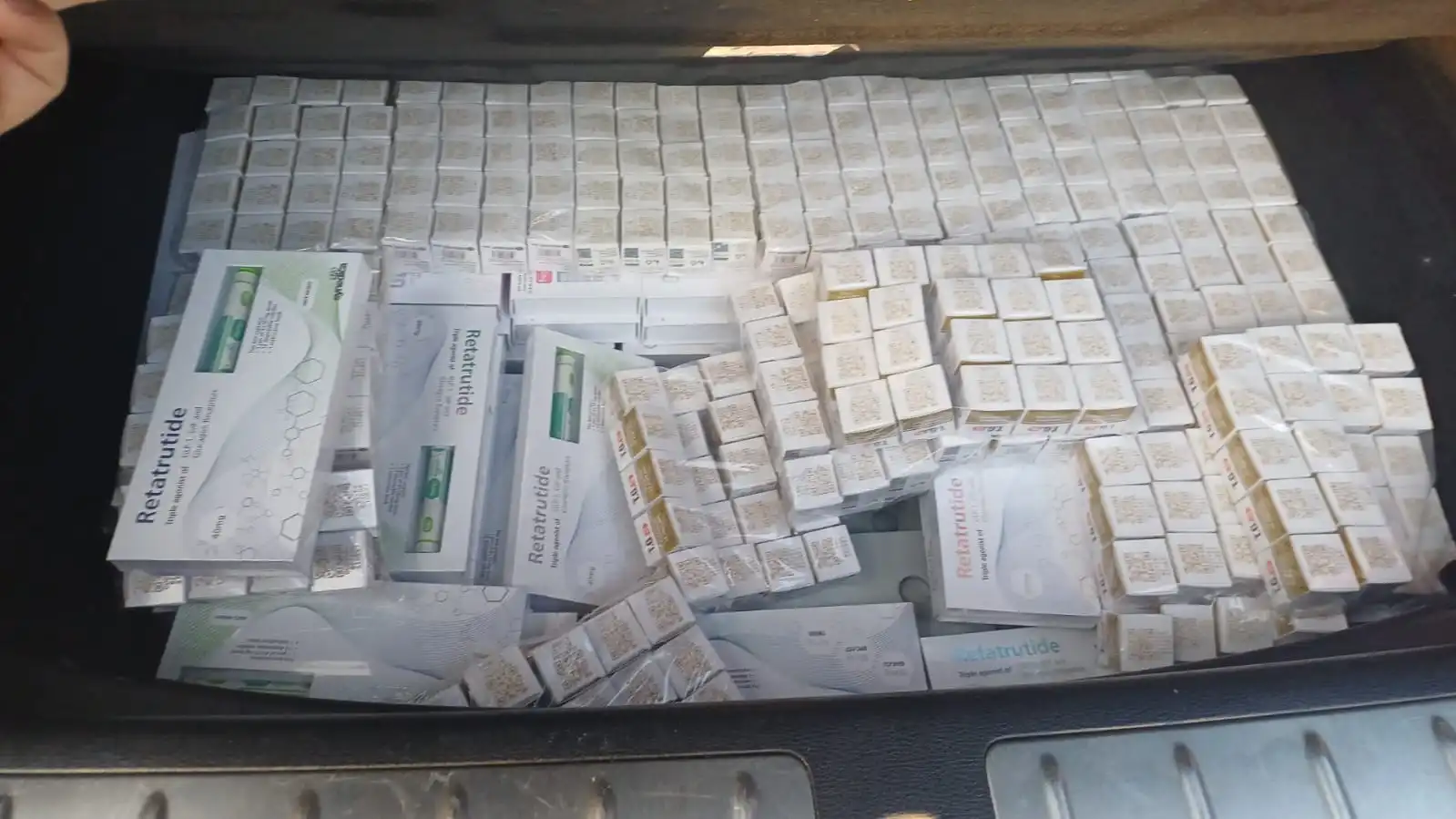 PRF encontra 2,8 mil medicamentos e anabolizantes em carro na Dutra, em Roseira