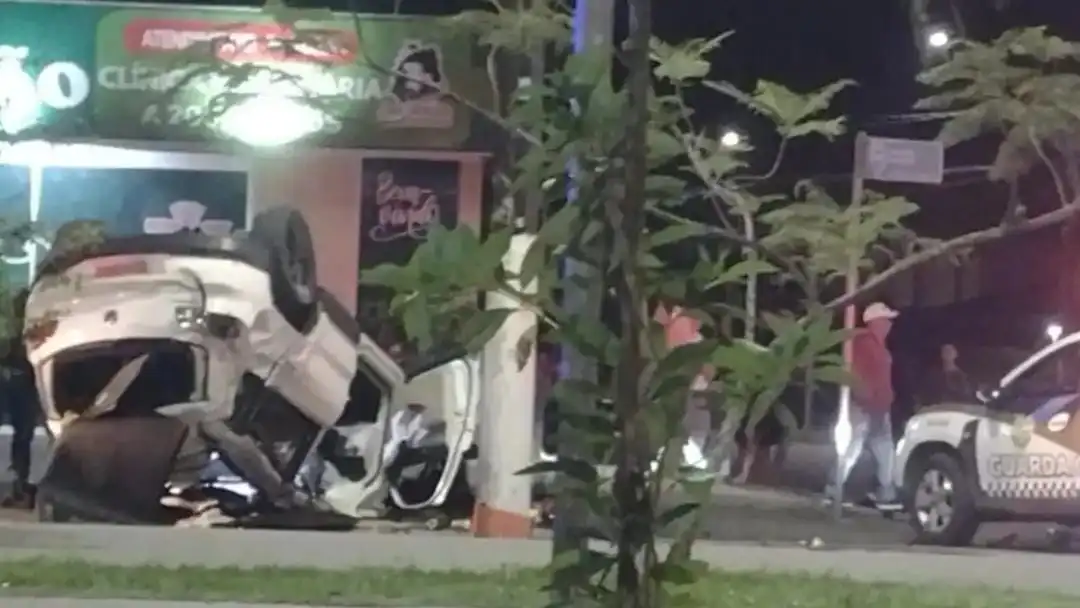 Veículo capota e bate em poste após perder controle de direção em avenida de Bertioga; VÍDEO