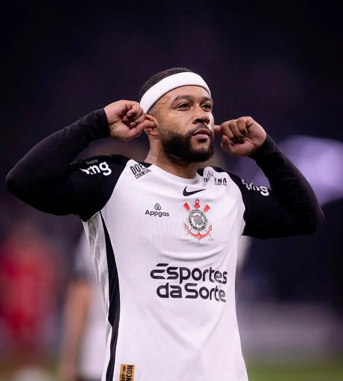 Corinthians anuncia permanência de Memphis Depay