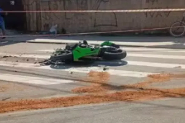 Colisão entre moto e caminhão em avenida no Guarujá deixou uma pessoa ferida; vítima sofreu traumatismo craniano