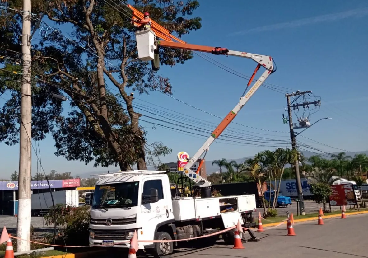 Concessionária de energia realiza mutirão de poda de árvores em Guaratinguetá