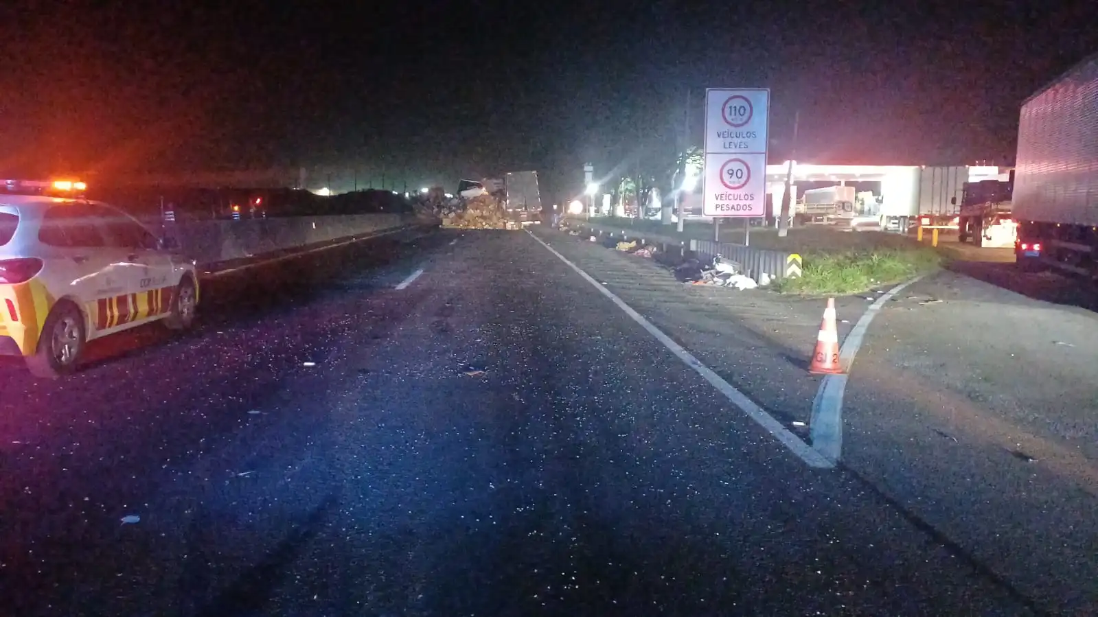 Colisão entre caminhões deixa um ferido e interdita a Dutra em Pindamonhangaba