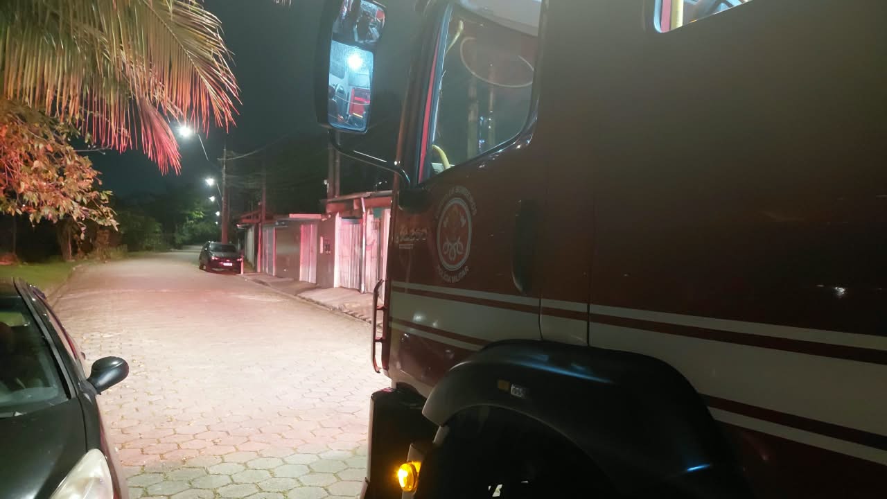 Incêndio atinge vestiário de campo de futebol em Caraguatatuba