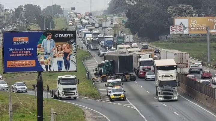 Acidente com caminhão interdita faixa da Dutra em Taubaté