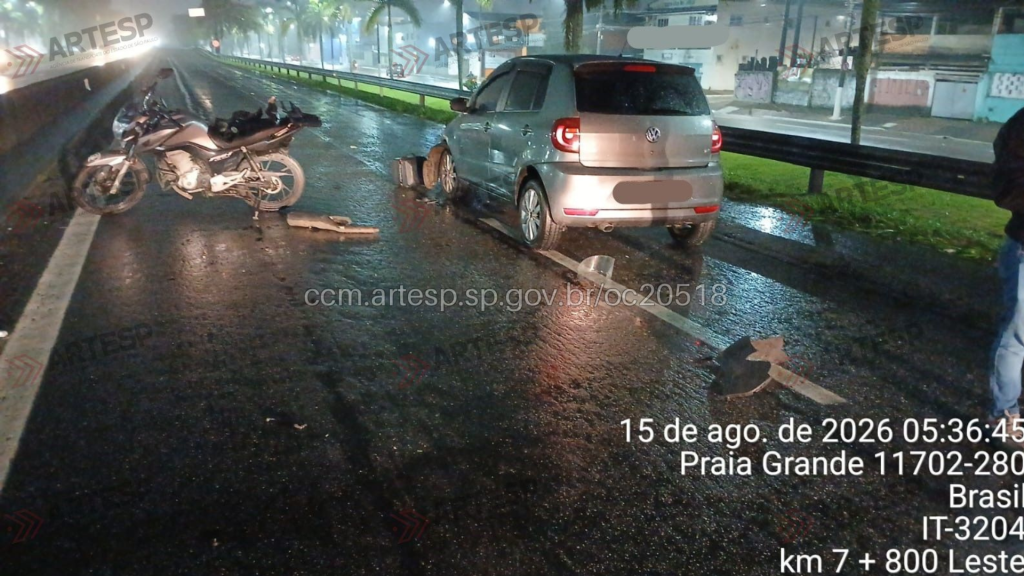 Acidente envolvendo duas motos e carro deixa motociclistas feridos na Via Expressa Sul, em Praia Grande