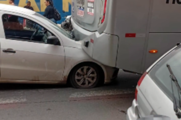Carro colide e fica prensado em traseira de ônibus em avenida de Guarujá