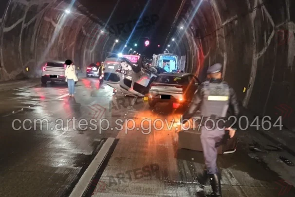 Carro perde o controle, capota e bate em lateral de outro veículo dentro de túnel na Rodovia dos Imigrantes