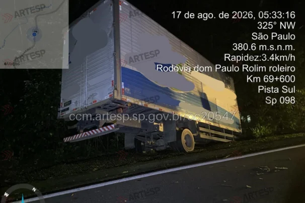 Motorista dorme no volante, perde o controle em curva e invade vegetação na rodovia Mogi-Bertioga