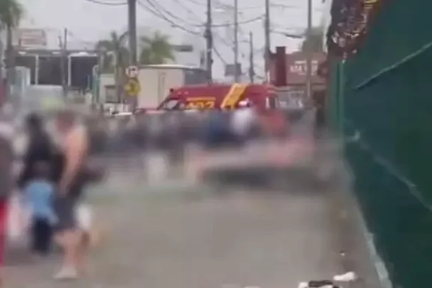 Homem morre após ser atingido por portão de supermercado em Praia Grande