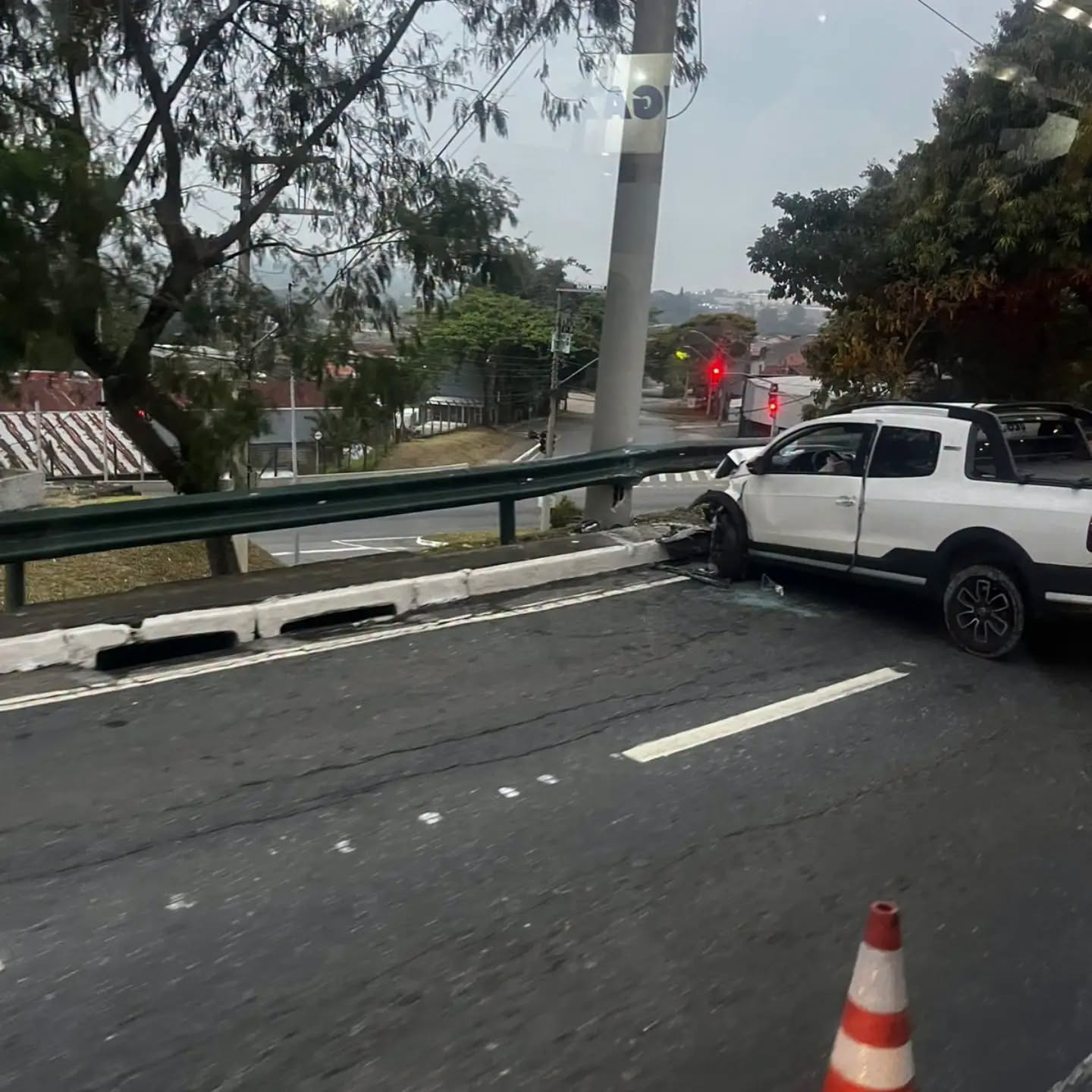 Homem fica ferido após carro bater contra guard-rail em São José