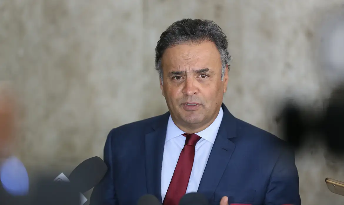 Aécio Neves volta atrás e confirma candidatura ao Senado por Minas Gerais