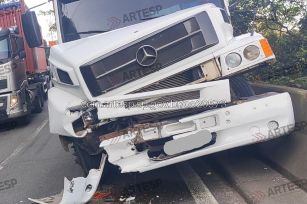 Pane em freios causa acidente entre carretas e interdita Rodovia Anchieta em Cubatão