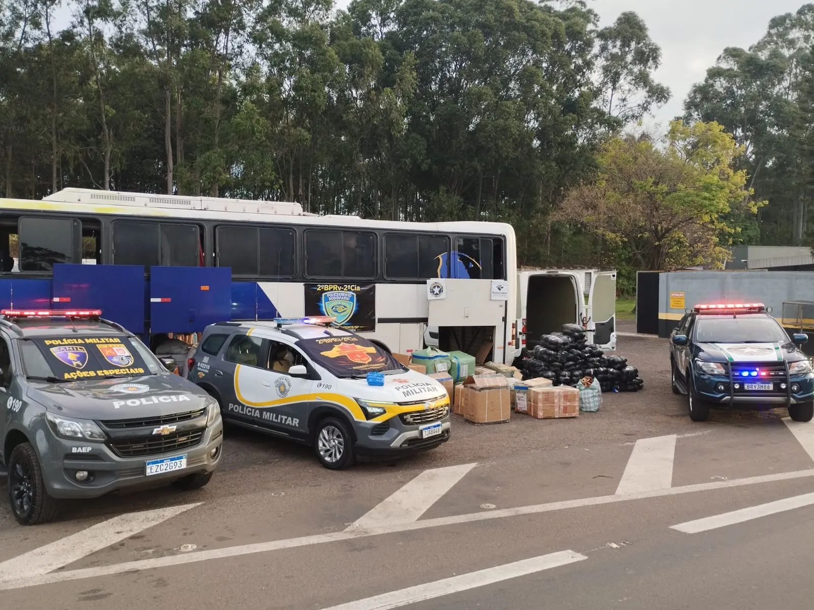 Polícia Rodoviária apreende drogas e mais de 31 mil mercadorias sem documentação em ônibus em Presidente Prudente
