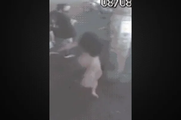 Árvore cai em Itanhaém e esmaga carro de mulher com marido e filho dentro