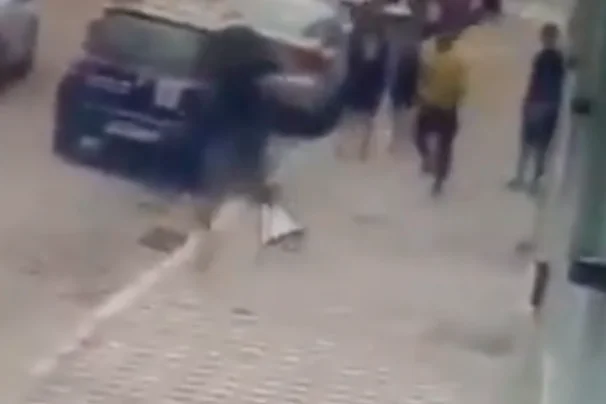 Homem é encurralado por grupo e assaltado em Praia Grande; VÍDEO