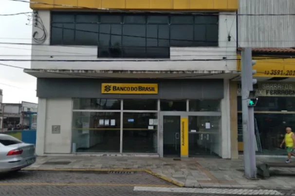 Agência bancária é invadida em Praia Grande e tem equipamentos furtados