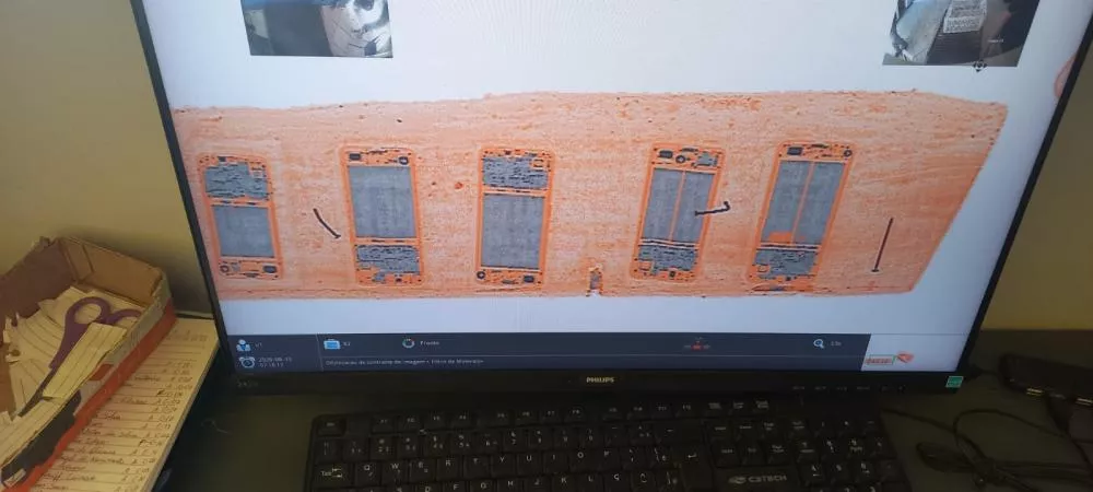 Cinco celulares são encontrados escondidos em tábua de madeira no Presídio de Patos