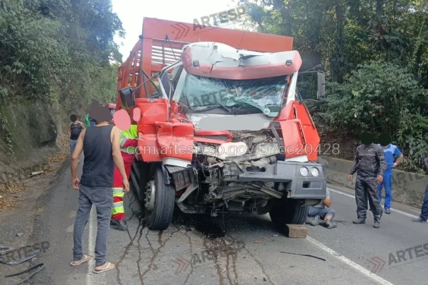 Caminhão sofre pane em sistema de freios e colide com traseira de carreta na Rodovia Anchieta, em Cubatão