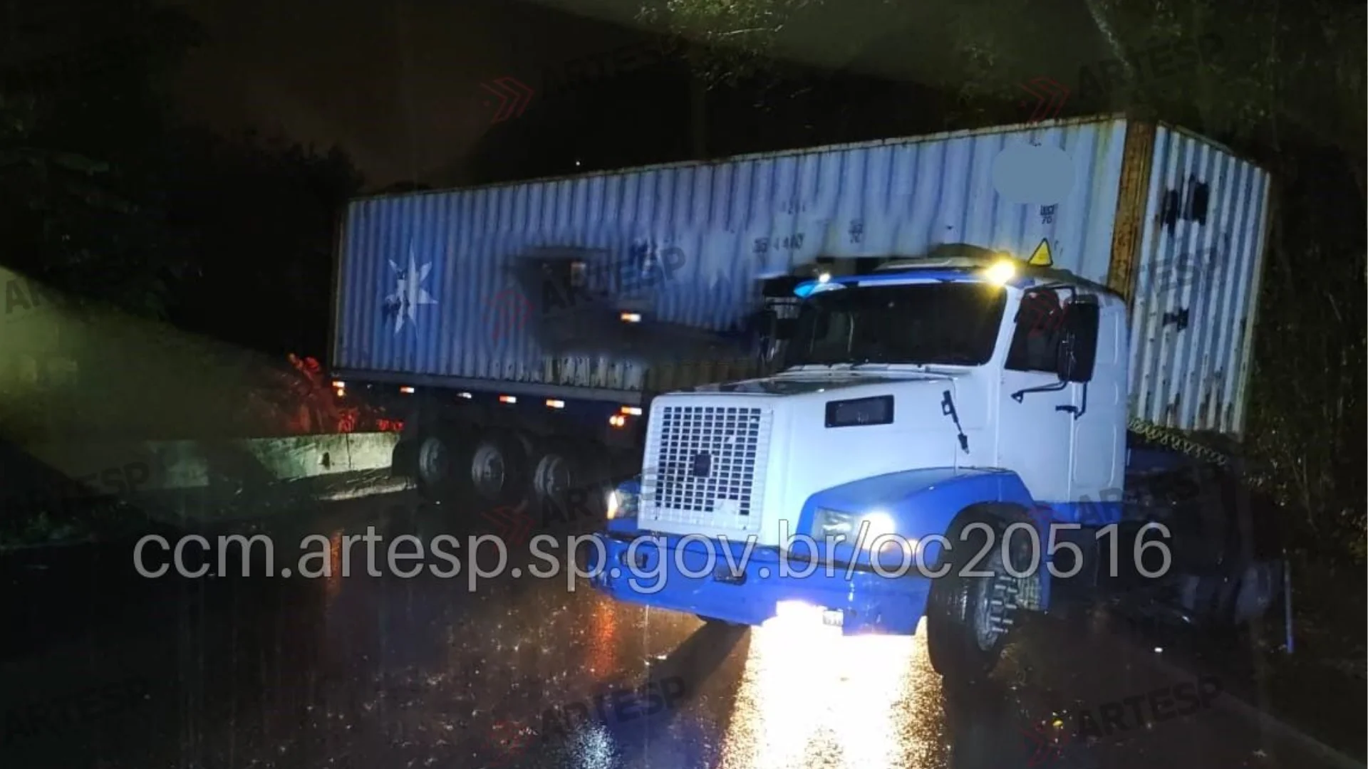 Carreta perde força na subida da serra, desce de ré e bloqueia rodovia em Cubatão