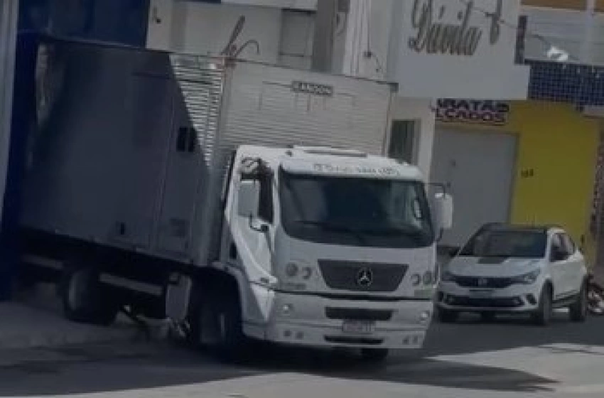 Caminhão perde freio, desce de ré e atropela mulher na frente de farmácia na Paraíba