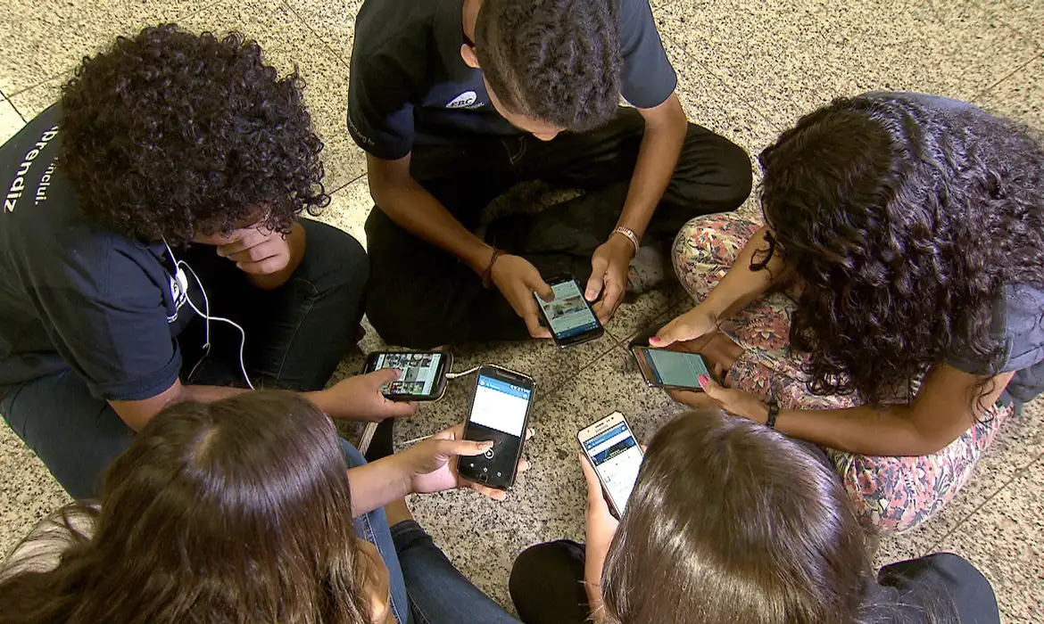 92% das escolas já restringem o uso de aparelhos eletrônicos