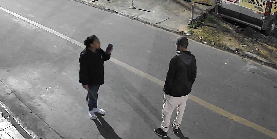 VÍDEO de mulher indo buscar o marido no bar com chicote de mangueira viraliza em Santa Isabel