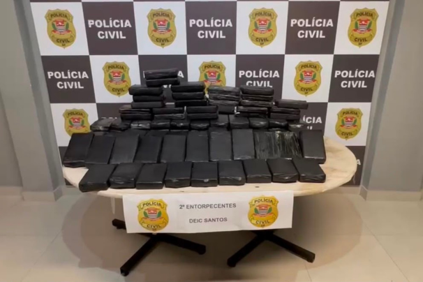Cerca de 100 kg de cocaína são apreendidos com rastreadores dentro de “casa bomba” no Guarujá
