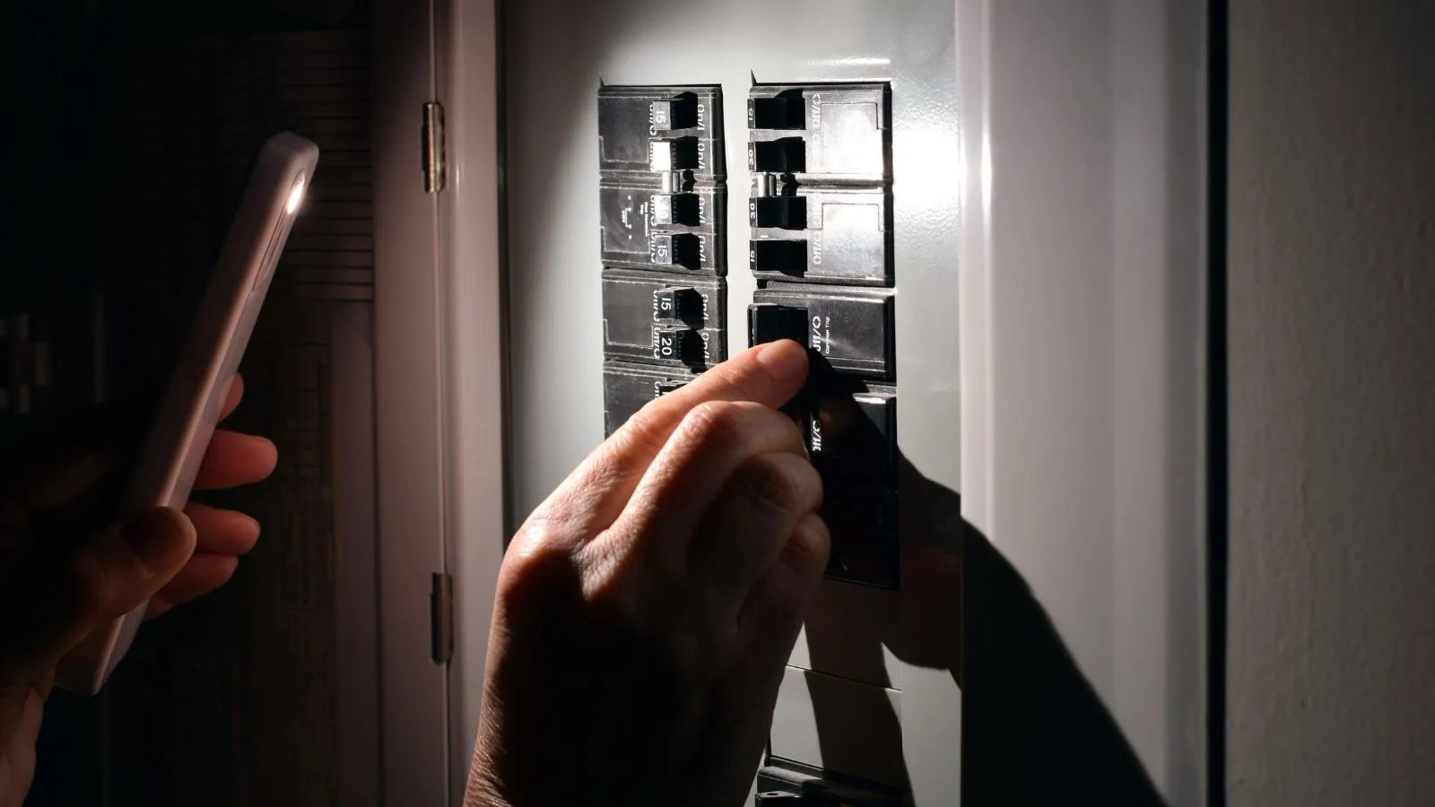Consumidores poderão escolher fornecedor de energia elétrica a partir de 2027