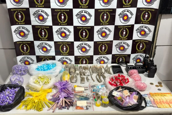 Homem de 20 anos tenta fugir, mas é preso com mais de 2 kg de drogas em comunidade do Guarujá