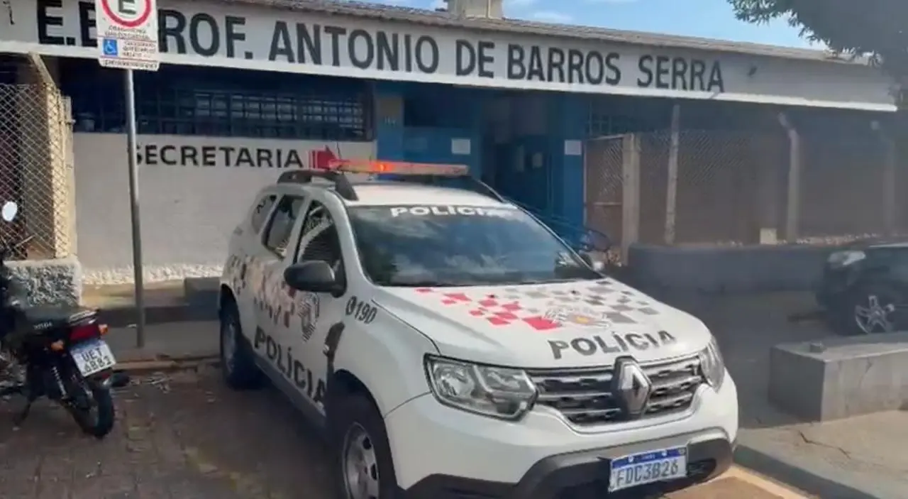 Estudante de 15 anos é esfaqueada dentro de escola