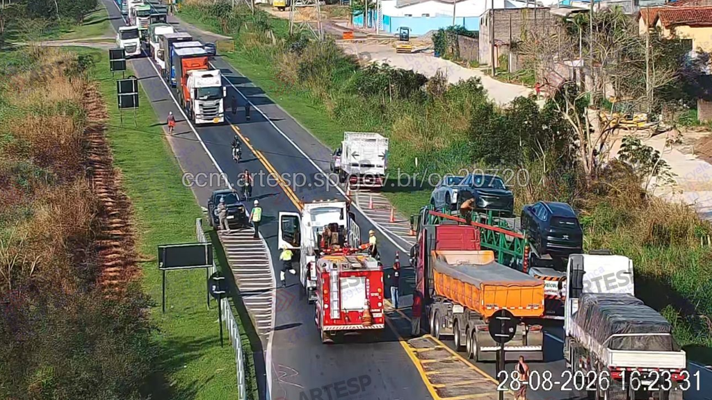 Poste cai sobre marginal e fios de alta tensão atingem caminhão; rodovia é interditada em Itariri