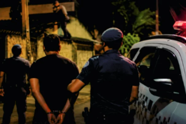Homem furta casa, tenta fugir pelos telhados, mas é detido pela Polícia em Peruíbe