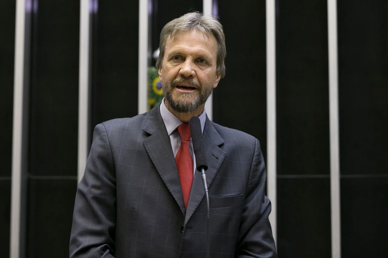Líder do PT sofre AVC durante reunião na Câmara, em Brasília