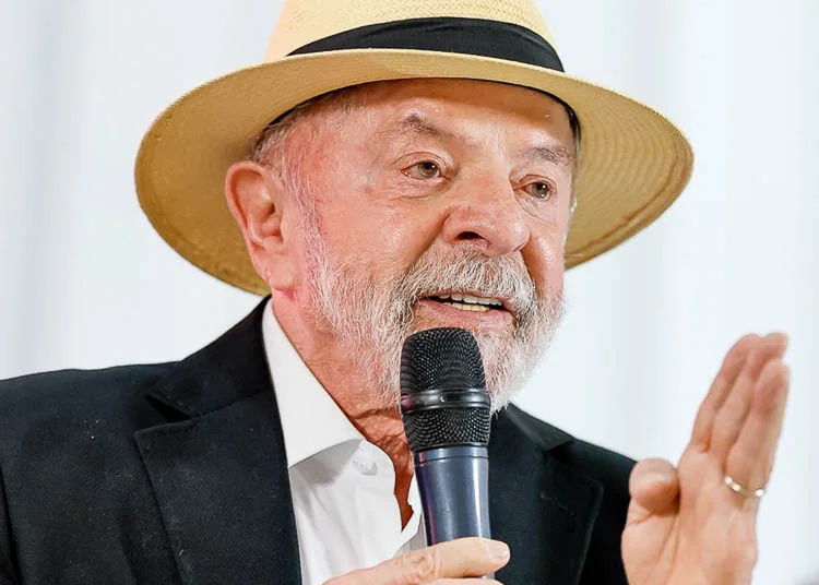 Lula promete continuidade econômica e não menciona redução de gastos em plano de governo