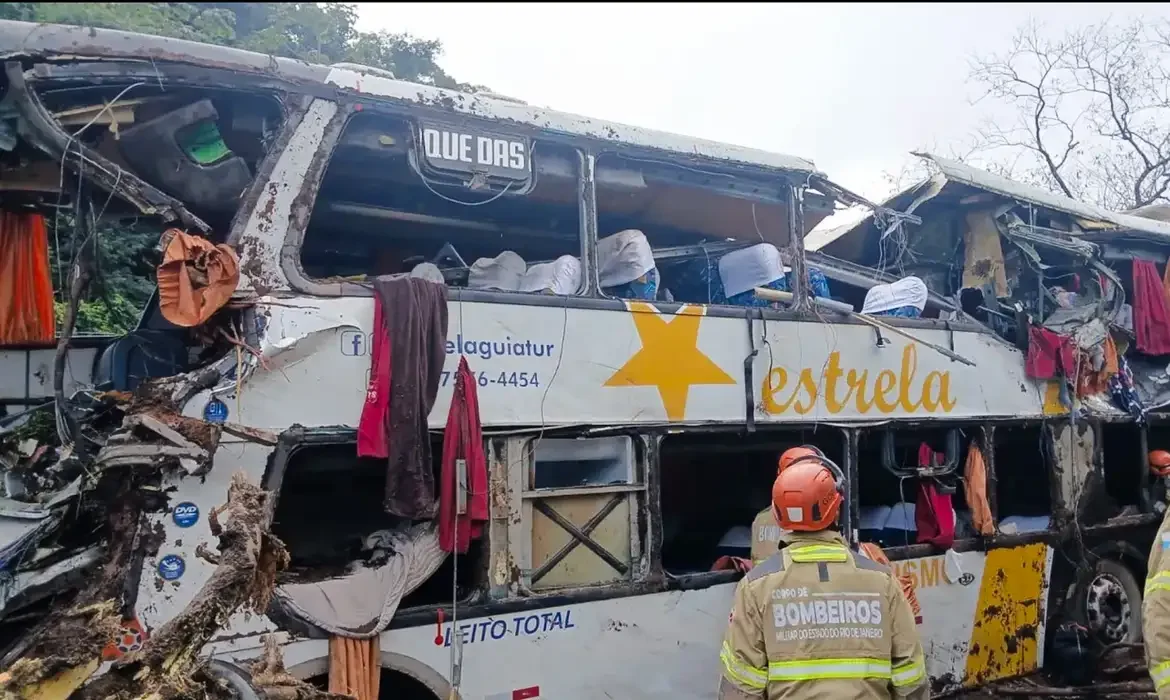 Acidente com ônibus de turismo deixa 9 mortos em Petrópolis (RJ)