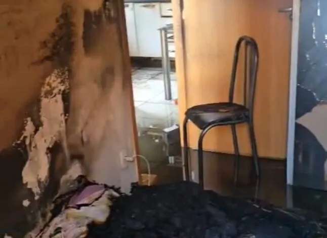 Homem é preso após incendiar casa da ex-companheira e descumprir medida protetiva