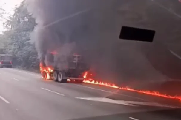 Incêndio destrói caminhão carregado com pedras em rodovia de Cubatão