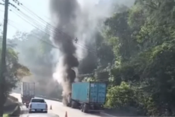 Incêndio atinge cabine de caminhão na Rodovia Cônego Domênico Rangoni, em Cubatão