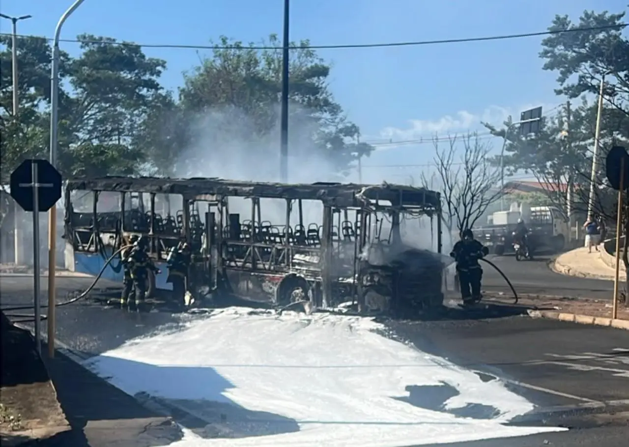 Ônibus escolar pega fogo e assusta moradores em Mirassol